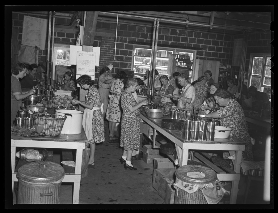 1945-09-10 A crowd at the Community Canning Kitchen