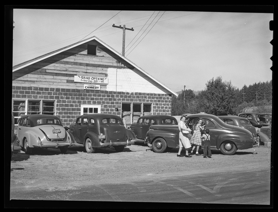 1945-09-10 Grand opening of the Community Canning Kitchen