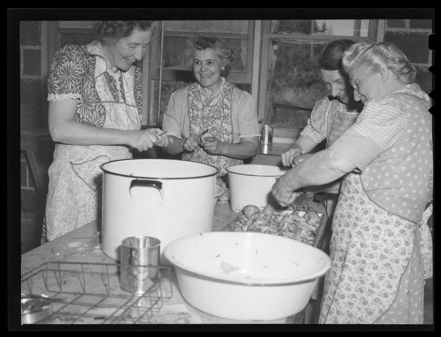 1945-09-10 Peeling potatoes at the Community Canning Kitchen