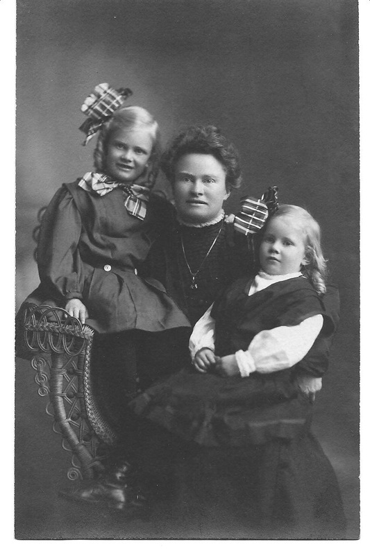 Clara with Jennie and Marion Hetlesater