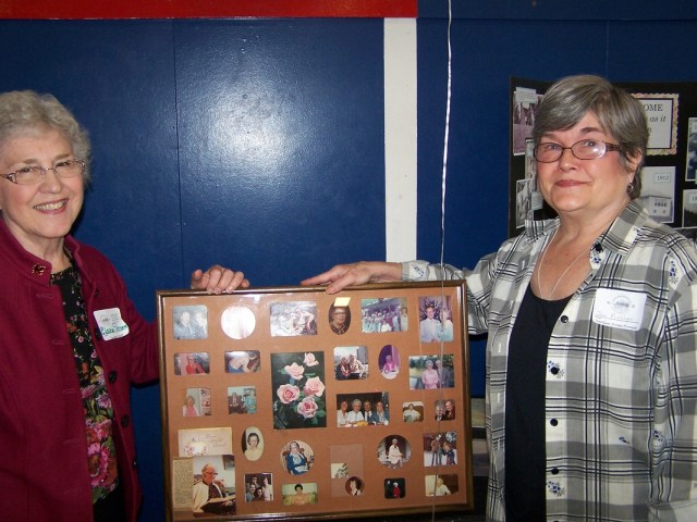 Elaine Shreve, Jan Pinniger holding photo frame of Friendship Circle.