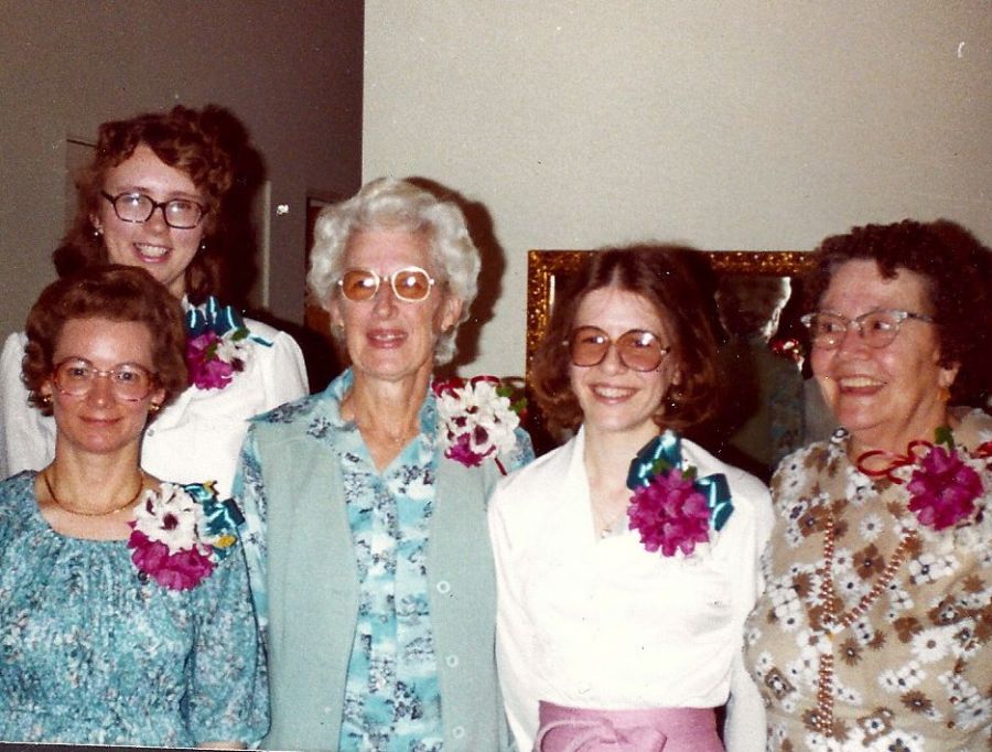 Sandy McKirnan, Bernice Robinson, Gail -----, Dorothy MacKay, Mrs. Frank, ----- - Garden Home Extension Study Group