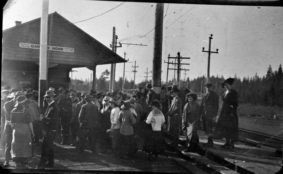 Garden Home train station - crowd