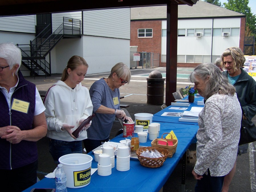 2018-08-25 Mini-Market - Esta Mapes scooping