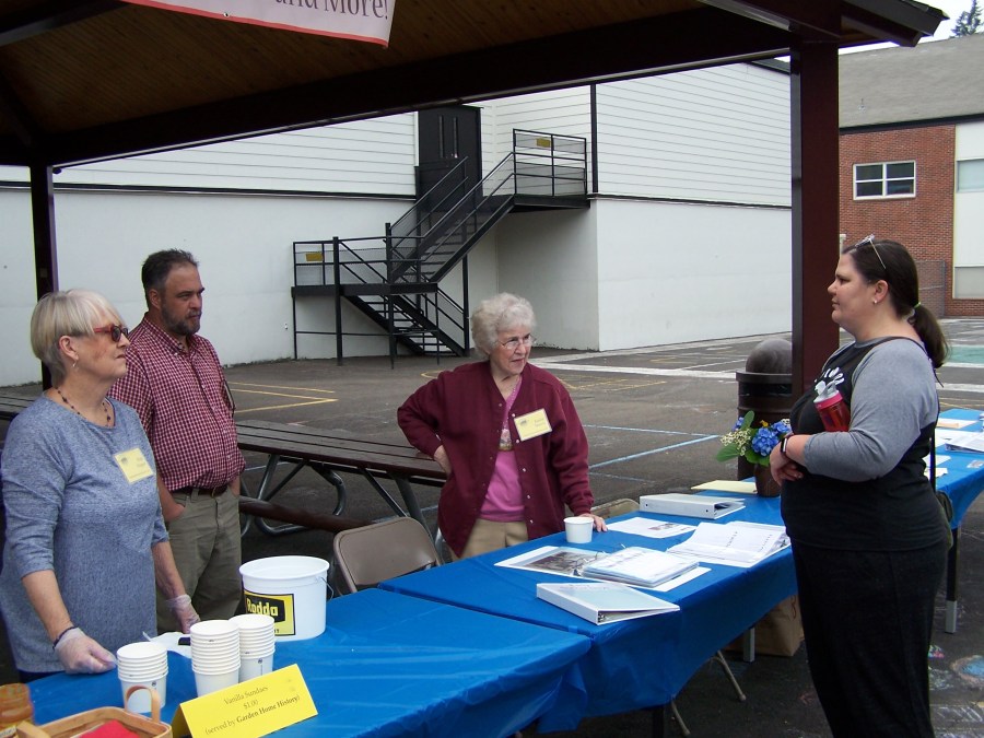 2018-08-25 Mini-Market - Esta Mapes, Tom Shreve, Elaine Shreve and Library Director Molly Carlisle