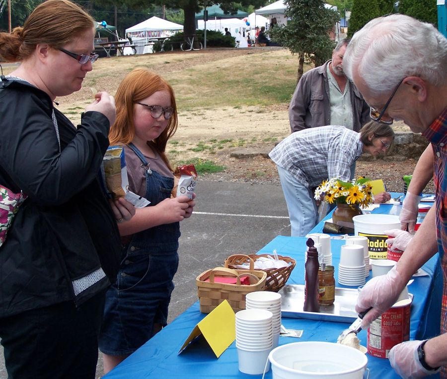 2018-08-25 Mini-Market - John Pacella scooping ice cream