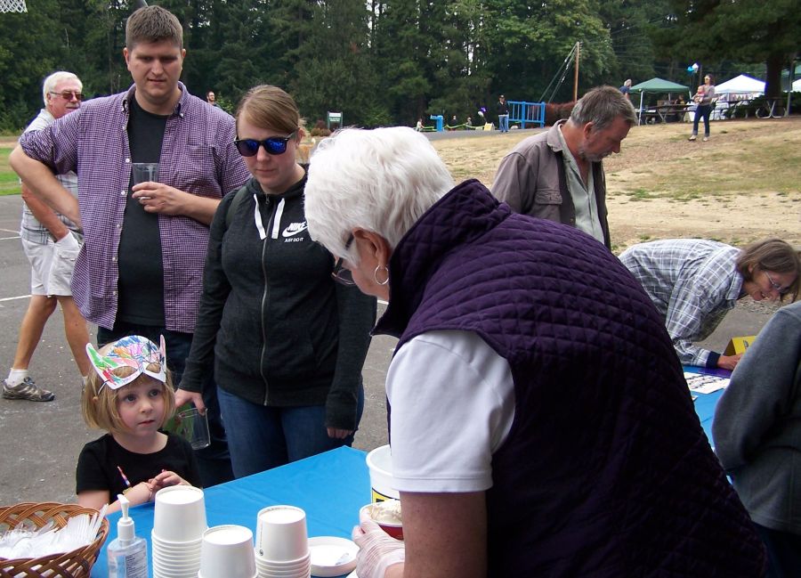 2018-08-25 Mini-Market - Patsy VanDeventer scooping