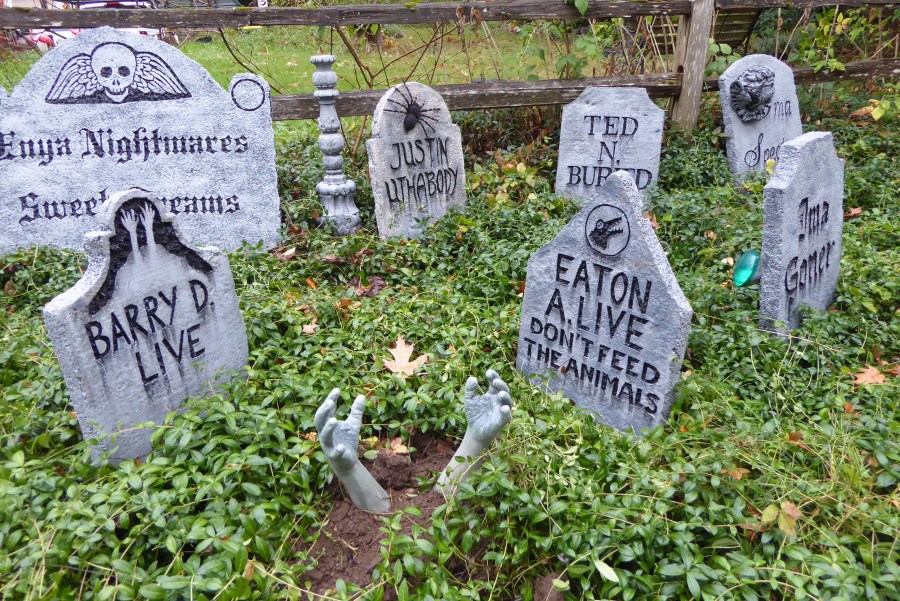 2018 Halloween - graves - Kirstin Lurtz 7130 SW 82nd