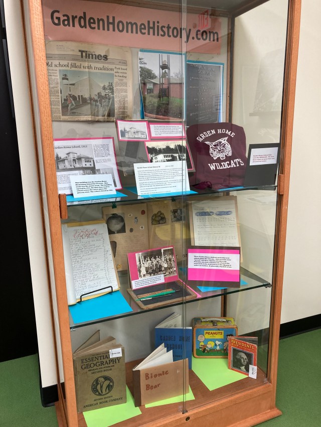 2022-09 Display cabinet - School Days