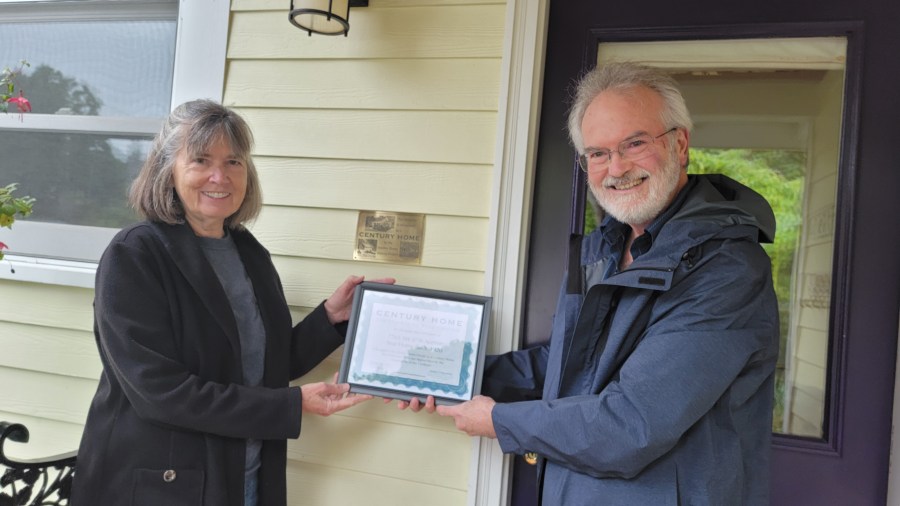 Carol Kochenderfer and Stan Houseman with a CENTURY HOME certificate