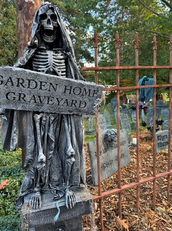 Graveyard near the north end of SW 82nd Street off Garden Home Road